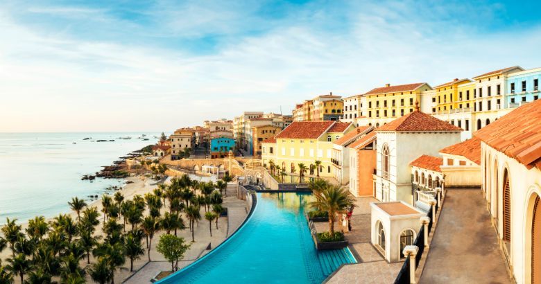 Hilton's first resort in Vietnam is located in the Sun Premier Village Primavera, a local tourist attraction which carries elements of Italy's iconic Amalfi town.