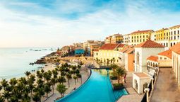Hilton's first resort in Vietnam is located in the Sun Premier Village Primavera, a local tourist attraction which carries elements of Italy's iconic Amalfi town.
