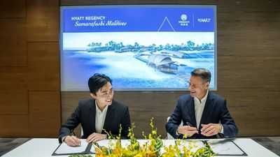 Signing ceremony to officiate Hyatt’s brand debut in the Maldives between Gallant Tang, executive director, SingHaiyi (left) and Andrew Mensforth, senior VP operations Asia Pacific, Hyatt (right).