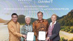 Seal of agreement between Indonesian Paradise Property’s Anthony Prabowo Susilo and Boyke Gozali, together with Club Med’s Henri Giscard d'Estaing and Rachael Harding.