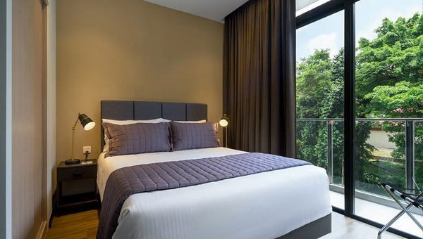 Momentus Serviced Residences Novena’s cosy and comfortable bedroom that opens into views of the lush surroundings. Momentus Serviced Residences Novena’s cosy and comfortable bedroom that opens into views of the lush surroundings.