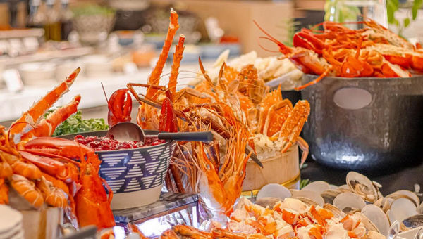 Bel Étage’s buffet offers Indonesian classics like soto, bubur ayam, and mie goreng alongside Western dishes, plus made-to-order options including the signature Astor Crab Royal.
