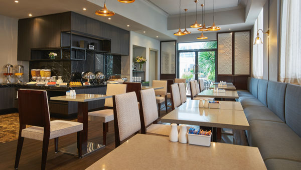Warm breakfast and service can be expected at the breakfast lounge. Warm breakfast and service can be expected at the breakfast lounge.
