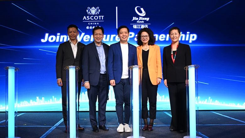 The strategic partnership between Ascott and Jin Jiang Hotels was launched at ITB Asia, witnessed by Guest-of-Honour Alvin Tan, Minister of State, Singapore Ministry of Trade and Industry and Ministry of Culture, Community and Youth (centre), alongside (from left to right) Ascott’s Joseph Wong and Kevin Goh; Jin Jiang International Group’s Zhou Wei; and Jin Jiang Hotels (China Region)'s Wang Wei.
