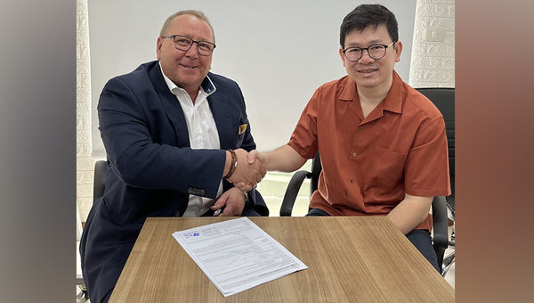 Andy Hudson, president – APAC at Chapman Freeborn and Arthit Thepchai, managing director at Tour Lad Fah, seal a partnership deal.