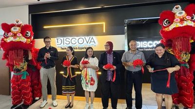 From left: Discova’s Mike Chan and Tricia Loh, Business Events Sarawak’s Amelia Roziman, Sarawak Tourism Board’s Sharzede Datu Haji Salleh Askor, and Discova’s Datuk Hamzah Rahmat.