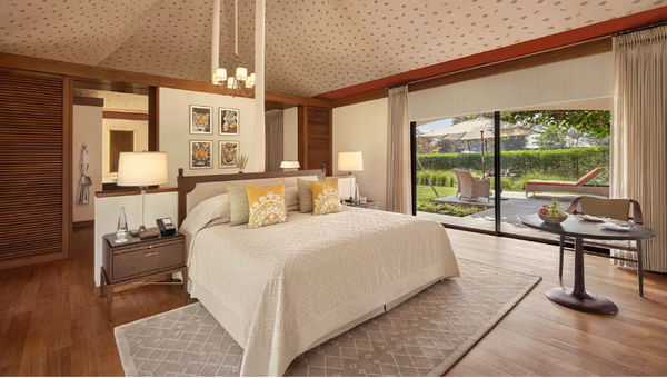 Oberoi Bandhavgarh在21英亩的森林中提供豪华帐篷，并设有湖畔餐饮，水疗护理和野生动物野生动物园，以发现皇家孟加拉老虎等。