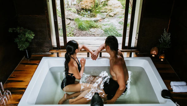 半岛温泉提供豪华的豪华床，配有国王床，私人衬套，地热的地板以及通宵通道的天然热水池，水疗护理，瑜伽和健康体验。