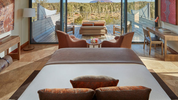 经度131°的帐篷提供乌鲁鲁的景色，国王床，雨水淋浴，带壁炉的私人阳台以及受探险家和土著艺术启发的装饰。