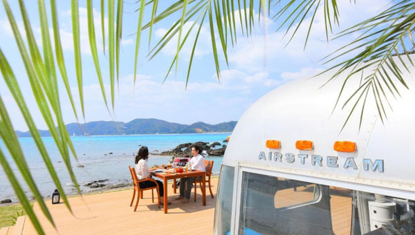 Holly Camp Airstream Villa Amami提供了一款设备齐全的厨房，私人露台以及进入瑜伽，浮潜和潜水活动的海滨豪华体验。