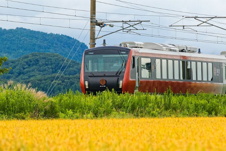 The exterior colouring of the Kairi train was inspired by the gradation of the sunset over the white snow.