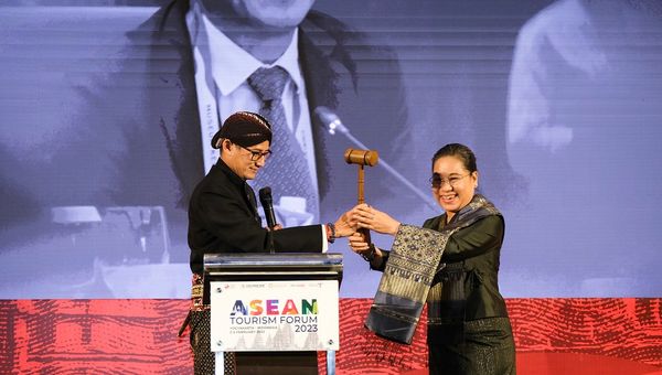Indonesia Minister of Tourism and Creative Economy Sandiaga Uno handing over the gravel of the ATF Chairmanship to Laos Minister of Culture, Information and Tourism Suanesavanh Vignaket at last Sunday’s ATF 2023 closing ceremony, signalling Laos as the host of ATF 2024.