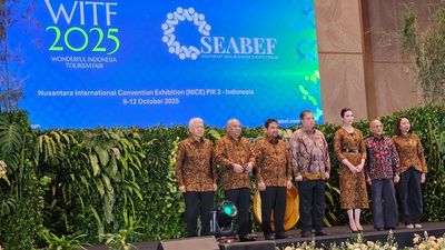 Panorama Group’s Budi Tirtawisata, Ministry of Tourism Vinsensius Jemadu, GIPI’s Hariyadi Sukamdani, Coordinating Minister for Economic Affairs Airlangga Hartarto, Minister of Tourism Widiyanti Putri Wardhana, Member of Parliament Samuel Wattimena. and Ministry of Tourism’s Ni Made Ayu Marthini at the official launch ceremony of WITF 2025.