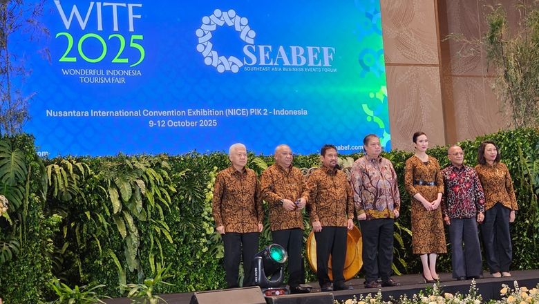 Panorama Group’s Budi Tirtawisata, Ministry of Tourism Vinsensius Jemadu, GIPI’s Hariyadi Sukamdani, Coordinating Minister for Economic Affairs Airlangga Hartarto, Minister of Tourism Widiyanti Putri Wardhana, Member of Parliament Samuel Wattimena. and Ministry of Tourism’s Ni Made Ayu Marthini at the official launch ceremony of WITF 2025.