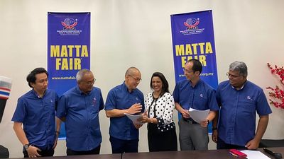 MATTA Fair March 2023 organising committee members Mohammad Faeez Bin Mohamad Fadhlillah, Datuk Hamzah Rahmat, Rocky Kho, Nigel Wong, and Ganneesh Ramaa, together with MITEC's Mala Dorasamy (centre).