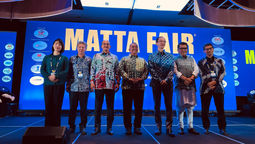 Kedah Chief Minister YAB Dato’ Seri Haji Muhammad Sanusi bin Md. Nor (centre) and MATTA President Mr. Nigel Wong (third from left), pictured with invited dignitaries at the MATTA Fair 2025 Opening Ceremony.