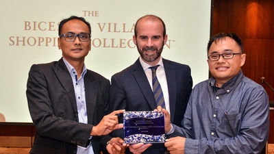 Andrew Strickland, market experts South East Asia – Destination Marketing, Value Retail (centre) presents awards to Kunto Aji, general manager (left) and Singgih Kertanegara, account manager of AVIAREPS Indonesia.