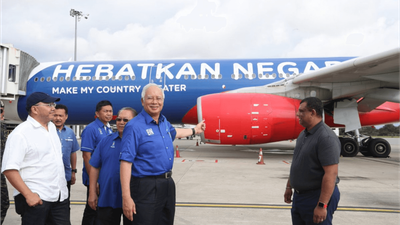 On his Twitter page, ousted prime minister Najib Razak said he was “surprised to be collected on a BN-themed AirAsia flight by Tony Fernades”.