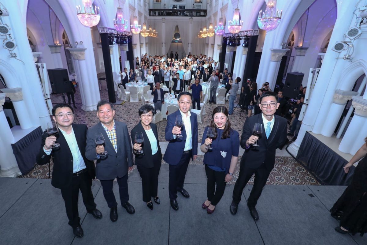 MGTO director Maria Helena de Senna Fernandes (3rd from left) with guests at the “Greater Bay Area – Seamless Travel Experience" promotion dinner on July 5 at Chijmes Hall.