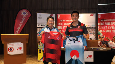 Shinya ‘Billy’ Kurosawa, president and CEO of JTB Pte Ltd with Terence Khoo, president of Singapore Rugby Union at the signing ceremony.