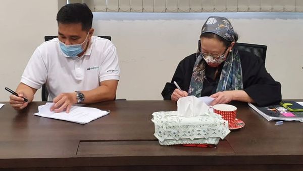 Citystate Travel's Leow Tze Wen and Fortune Travel's Ng Choon Leng signing the acquisition agreement. Citystate Travel's Leow Tze Wen and Fortune Travel's Ng Choon Leng signing the acquisition agreement.