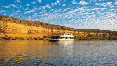 The houseboat features a fully equipped kitchen, king and queen-sized beds and even heated Jacuzzis.