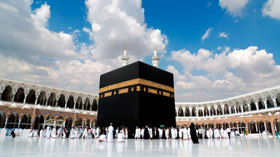 A Singaporean travel agent boss has died in a bus crash while on a minor pilgrimage in Mecca.