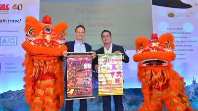 Jan Wójcik, chargé d’affaires a.i., Embassy of the Republic of Poland in Singapore with NATAS president Steven Ler.
