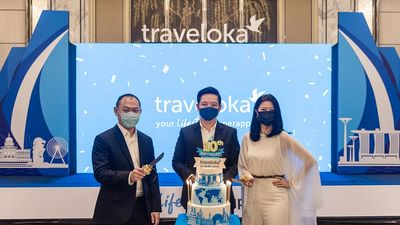 Singapore’s Minister of State for MTI and MCCY, Alvin Tan, and local celebrity Michelle Chong celebrated Traveloka’s 10th year anniversary.