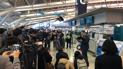 Kansai Airport Chief Operating Officer, Jeremy Goldstrich, presenting KATE to the Japanese media.