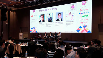 A panel entertains the audience during the successful WIT Seoul