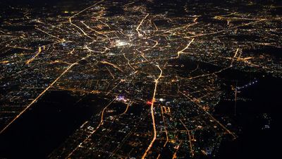 In-flight tracking apps like Flyover Country and Inflighto are giving travellers more location-based information as they pass over cities.