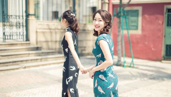 澳门的老城区融合了中国和葡萄牙的美学，拥有宁静的花园和肮脏的小巷，为旗园精品店精心挑选的旗袍租赁和化妆服务提供了风景如画的背景。