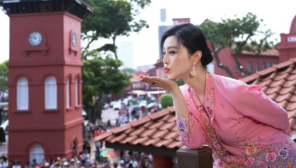 范冰冰身着传统娘惹服参观马六甲标志性红色荷兰红屋，吸引数百名粉丝争相合影。