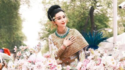 In Thailand, Fan Bingbing joined the Songkran parade in a flower-decorated tuk-tuk dressed as a Songkran goddess.