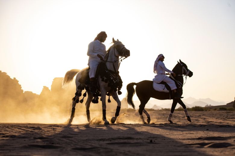 General_local-arabs-horse-riding-at-sunset-Bajdah