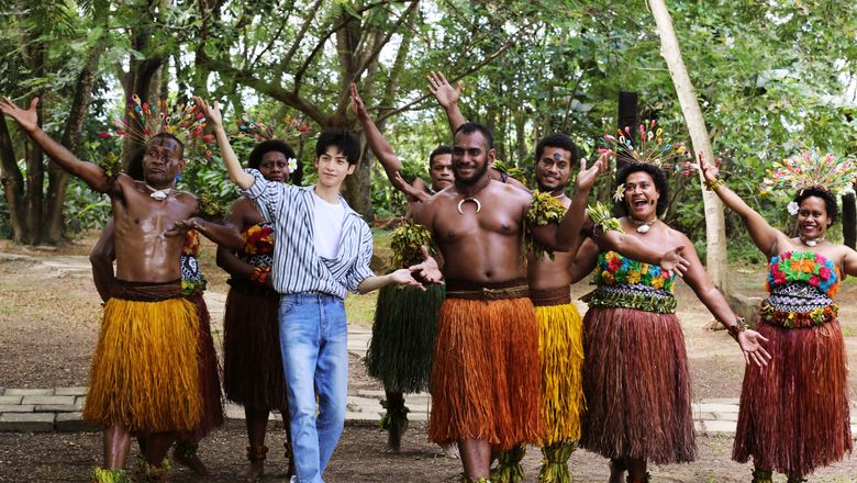 罗云熙在斐济文化村与当地舞者欢快共舞