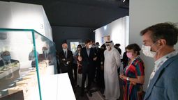 阿布扎比文化与旅游部部长Mohamed Khalifa Al Mubarak参观阿布扎比卢浮宫博物馆“纸张的故事”展览