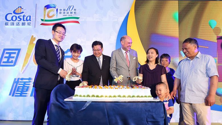 歌诗达邮轮集团亚洲总裁莫兴萃（左三）、嘉年华亚洲首席运营官翁格尔（左四）与乘客代表、员工代表到场庆贺