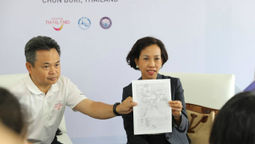 右：泰国国家旅游局东亚司司长田佩女士、左：泰国国家旅游局东亚司副司长善迪先生