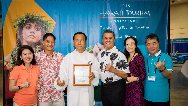 夏威夷州旅游局聘任广义大师出任夏威夷国际健康旅游大使， 夏威夷旅游局首席运营官Randy Baldemor先生（左二）、任广义大师（左三）和夏威夷旅游局主席兼首席执行官George D Szigeti先生（中间）