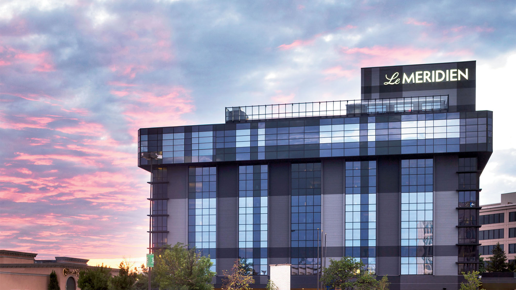 Exterior of the Le Meridien Chicago-Oakbrook Center.