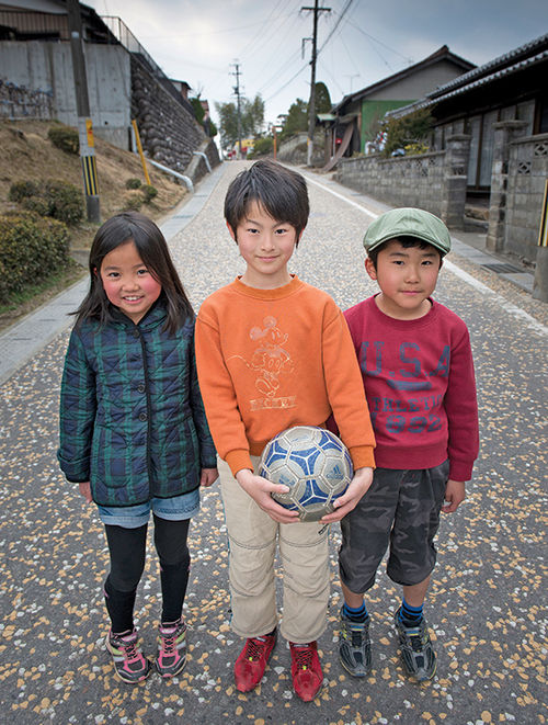 Children on the Nakasendo on the outskirts of Nakatsugawa.