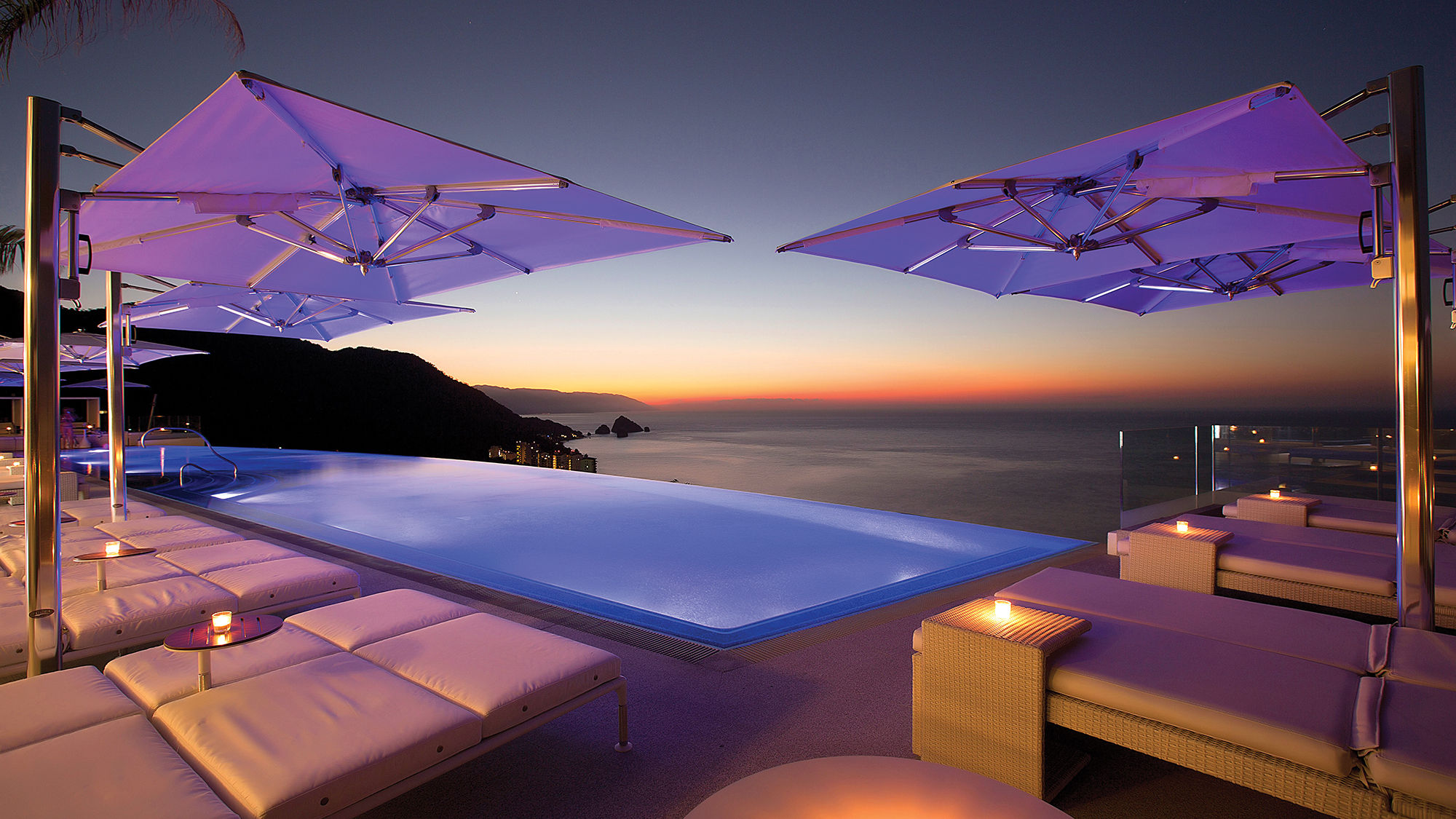The Rooftop at the Hotel Mousai’s evening entertainment includes acrobats and DJs.