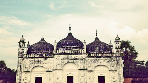 The mosque complex in Khushbagh, which was built by Nawab Ali-Wardi-Khan. The mosque complex in Khushbagh, which was built by Nawab Ali-Wardi-Khan.