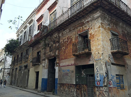 In parts of Havana Vieja, buildings sit in extreme decay.