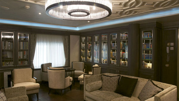 The Seven Seas Navigator’s smoking lounge was transformed into the ship’s library, complete with a faux fireplace. The Seven Seas Navigator’s smoking lounge was transformed into the ship’s library, complete with a faux fireplace.