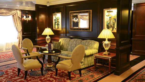 Public spaces on the Oceania Sirena have dark wood paneling, creating a warm atmosphere. Public spaces on the Oceania Sirena have dark wood paneling, creating a warm atmosphere.