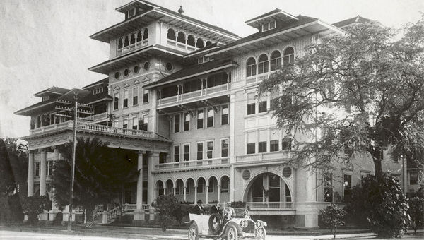 A photo of the resort, nicknamed the “First Lady of Waikiki,” from 1910.