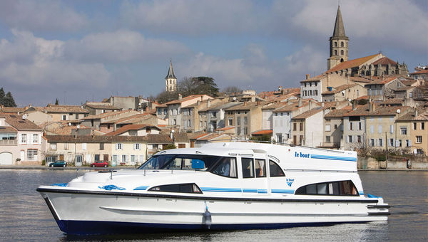 Le Boat’s Mystique-class barge, which sleeps six to eight people, is a 47-foot vessel with an upper and lower deck, three en suite cabins and a fully equipped galley kitchen. Le Boat’s Mystique-class barge, which sleeps six to eight people, is a 47-foot vessel with an upper and lower deck, three en suite cabins and a fully equipped galley kitchen.